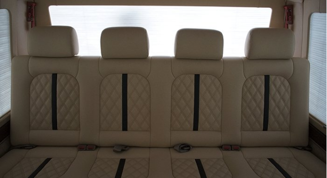 重慶房車內(nèi)飾改裝之重慶渝大昌豐田考斯特汽車音響改裝德國(guó)零點(diǎn)內(nèi)飾改裝木地板座椅改裝