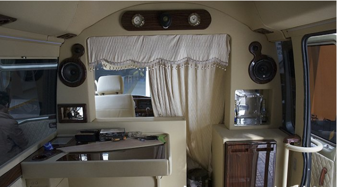 重慶房車內(nèi)飾改裝之重慶渝大昌豐田考斯特汽車音響改裝德國(guó)零點(diǎn)內(nèi)飾改裝木地板座椅改裝