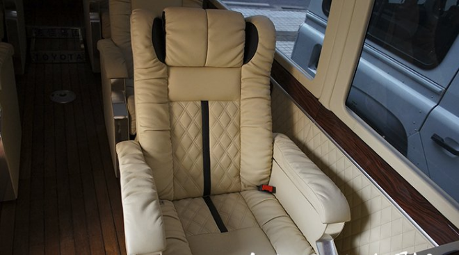 重慶房車內(nèi)飾改裝之重慶渝大昌豐田考斯特汽車音響改裝德國(guó)零點(diǎn)內(nèi)飾改裝木地板座椅改裝