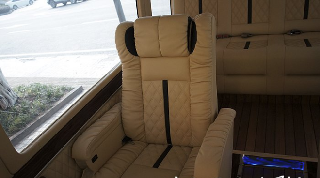 重慶房車內(nèi)飾改裝之重慶渝大昌豐田考斯特汽車音響改裝德國(guó)零點(diǎn)內(nèi)飾改裝木地板座椅改裝