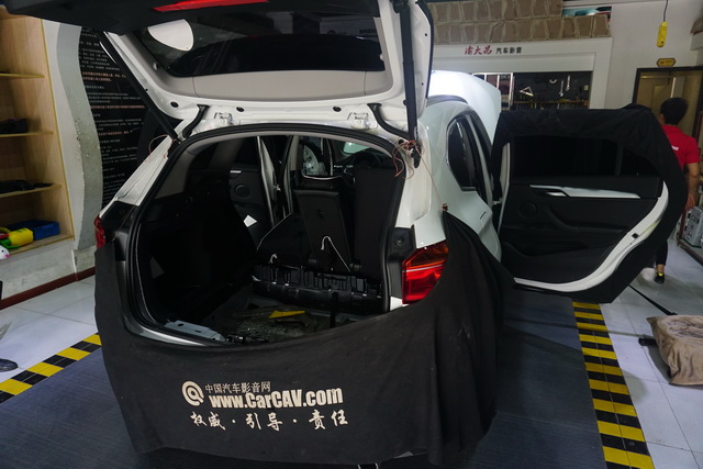 重慶汽車音響改裝哪家好重慶渝大昌寶馬X1音響改裝德國零點(diǎn)專用三分頻喇叭DSP功放