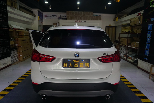 重慶汽車音響改裝哪家好重慶渝大昌寶馬X1音響改裝德國零點(diǎn)專用三分頻喇叭DSP功放