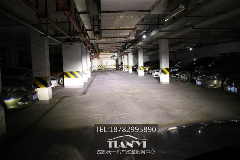 成都10老款?yuàn)W迪A8L改車燈氙氣燈改裝米石LED大燈雙光透鏡