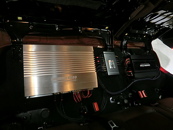 重慶汽車音響改裝哪家好？重慶渝大昌奔馳ML400汽車音響改裝丹拿S242德國(guó)零點(diǎn)