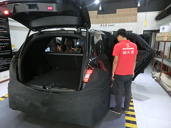重慶汽車音響改裝哪家好？重慶渝大昌奔馳ML400汽車音響改裝丹拿S242德國(guó)零點(diǎn)