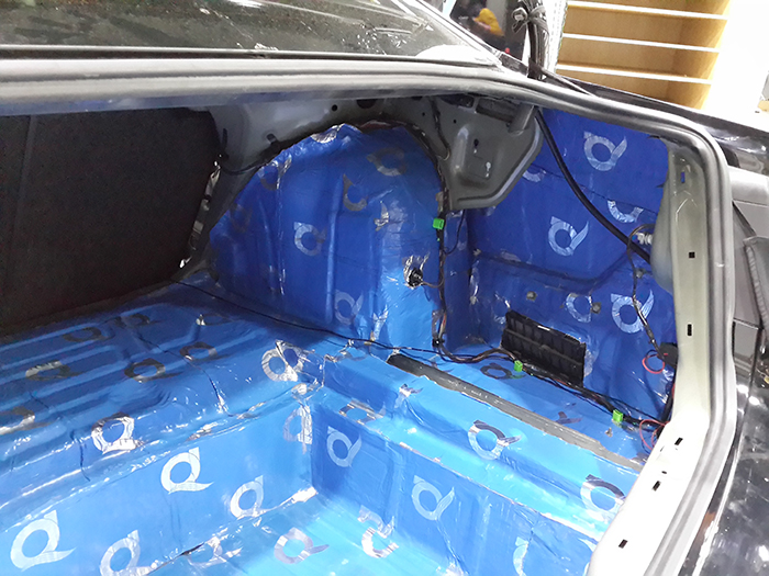 重慶渝大昌汽車音響改裝之來自貴州遵義的大眾邁騰做全車隔音 安博士藍(lán)鉆隔音套餐