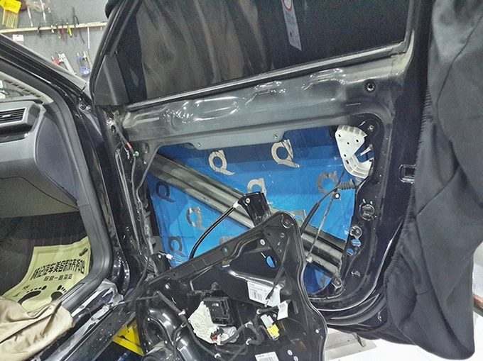 重慶渝大昌汽車音響改裝之來自貴州遵義的大眾邁騰做全車隔音 安博士藍(lán)鉆隔音套餐