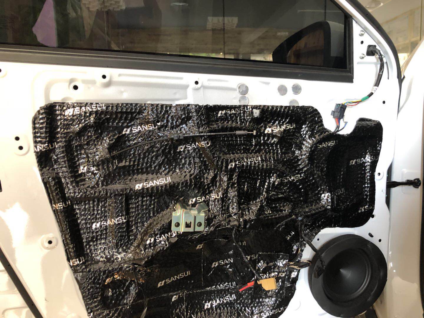 漳州市潮音匯汽車音響升級中心吉利帝豪遠景升級隔音降噪改裝倒模A柱三分頻音響音質(zhì)更清晰悅耳