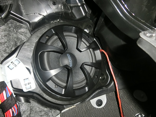 重慶汽車音響改裝哪家好？重慶渝大昌奔馳C200音響改裝三分頻喇叭德國(guó)零點(diǎn)功放