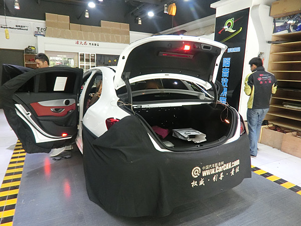 重慶汽車音響改裝哪家好？重慶渝大昌奔馳C200音響改裝三分頻喇叭德國(guó)零點(diǎn)功放