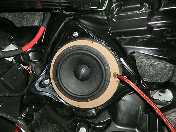 重慶汽車音響改裝哪家好？重慶渝大昌奔馳C200音響改裝三分頻喇叭德國(guó)零點(diǎn)功放