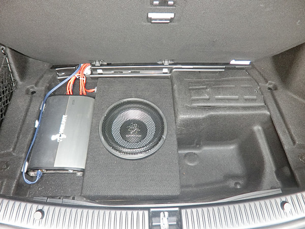 重慶汽車音響改裝哪家好？重慶渝大昌奔馳C200音響改裝三分頻喇叭德國(guó)零點(diǎn)功放