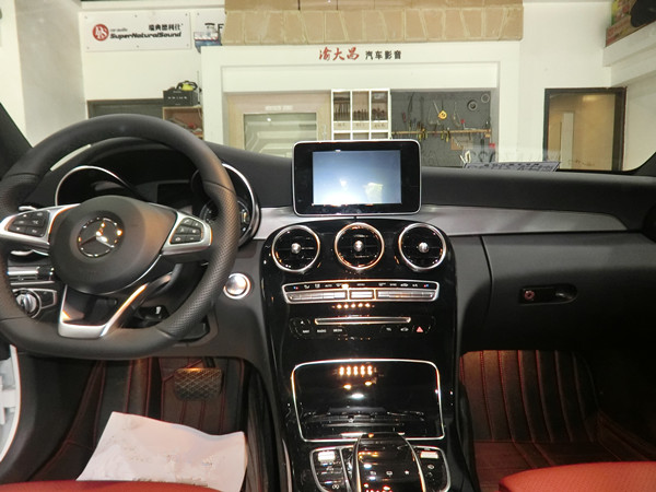 重慶汽車音響改裝哪家好？重慶渝大昌奔馳C200音響改裝三分頻喇叭德國(guó)零點(diǎn)功放