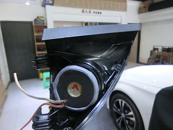 重慶汽車音響改裝哪家好？重慶渝大昌奔馳C200音響改裝三分頻喇叭德國(guó)零點(diǎn)功放