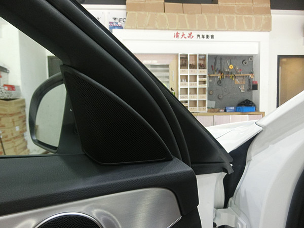 重慶汽車音響改裝哪家好？重慶渝大昌奔馳C200音響改裝三分頻喇叭德國(guó)零點(diǎn)功放