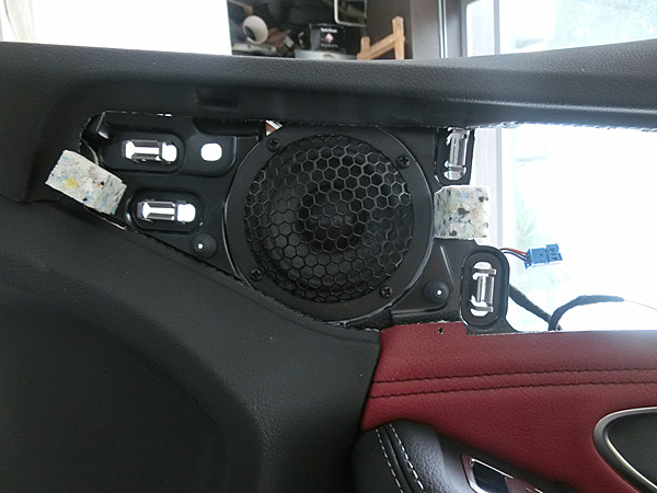 重慶汽車音響改裝哪家好？重慶渝大昌奔馳C200音響改裝三分頻喇叭德國(guó)零點(diǎn)功放