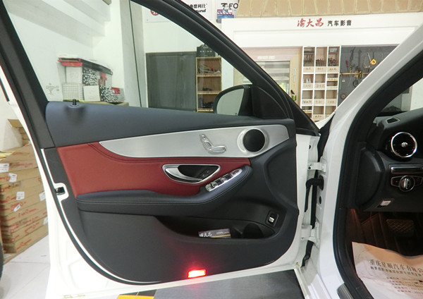 重慶汽車音響改裝哪家好？重慶渝大昌奔馳C200音響改裝三分頻喇叭德國(guó)零點(diǎn)功放