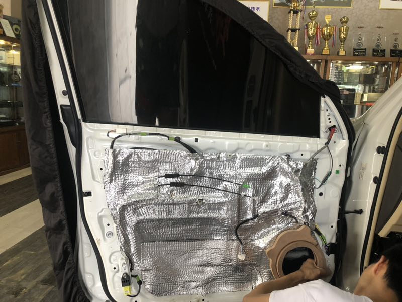 汕頭星悅汽車音響改裝豐田普拉多霸道四門意大利STEG史泰格隔音降噪前聲場(chǎng)更換丹拿272二分頻套裝喇叭