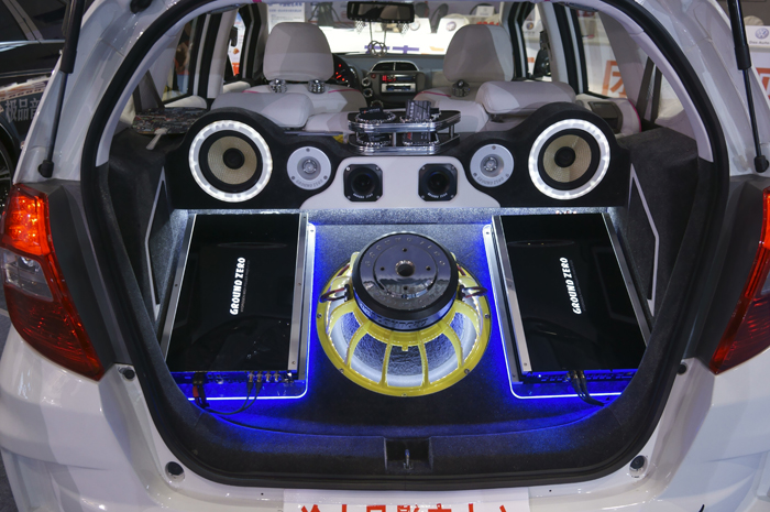 重慶汽車音響改裝哪家好？重慶渝大昌本田飛度音響改裝德國零點(diǎn)主機(jī)尾箱倒模工藝