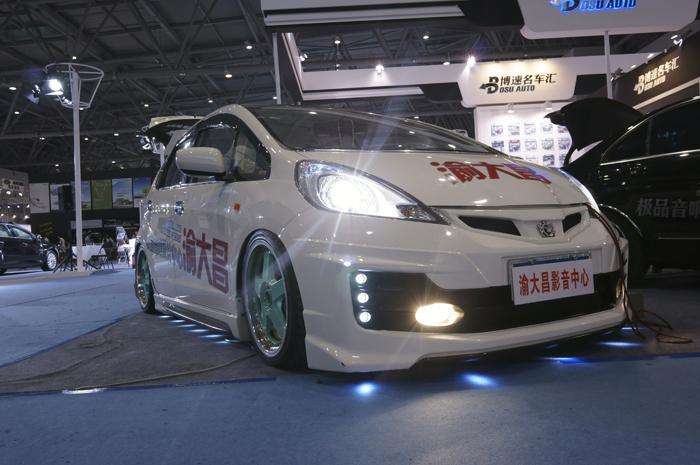 重慶汽車音響改裝哪家好？重慶渝大昌本田飛度音響改裝德國零點(diǎn)主機(jī)尾箱倒模工藝