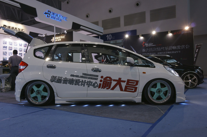 重慶汽車音響改裝哪家好？重慶渝大昌本田飛度音響改裝德國零點(diǎn)主機(jī)尾箱倒模工藝