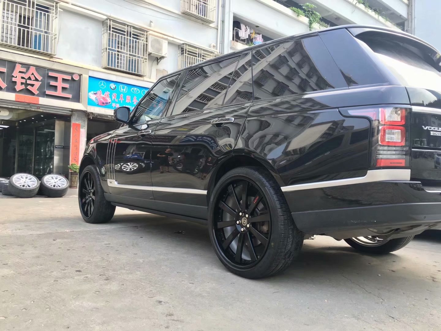 路虎 ，裝 24寸美HRE ?碳纖維蓋