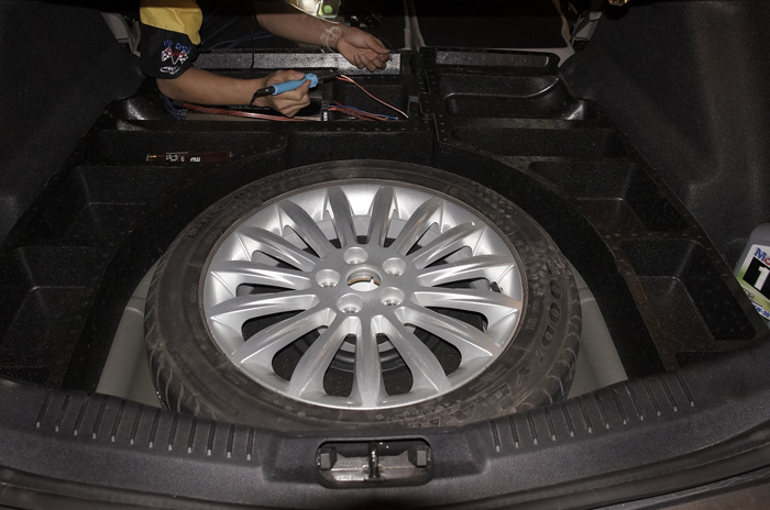 重慶汽車音響改裝哪家好？重慶渝大昌蒙迪歐致勝音響改裝德國零點喇叭功放低音倒模備胎