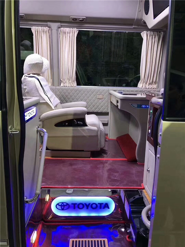 考斯特商務(wù)車內(nèi)飾改裝