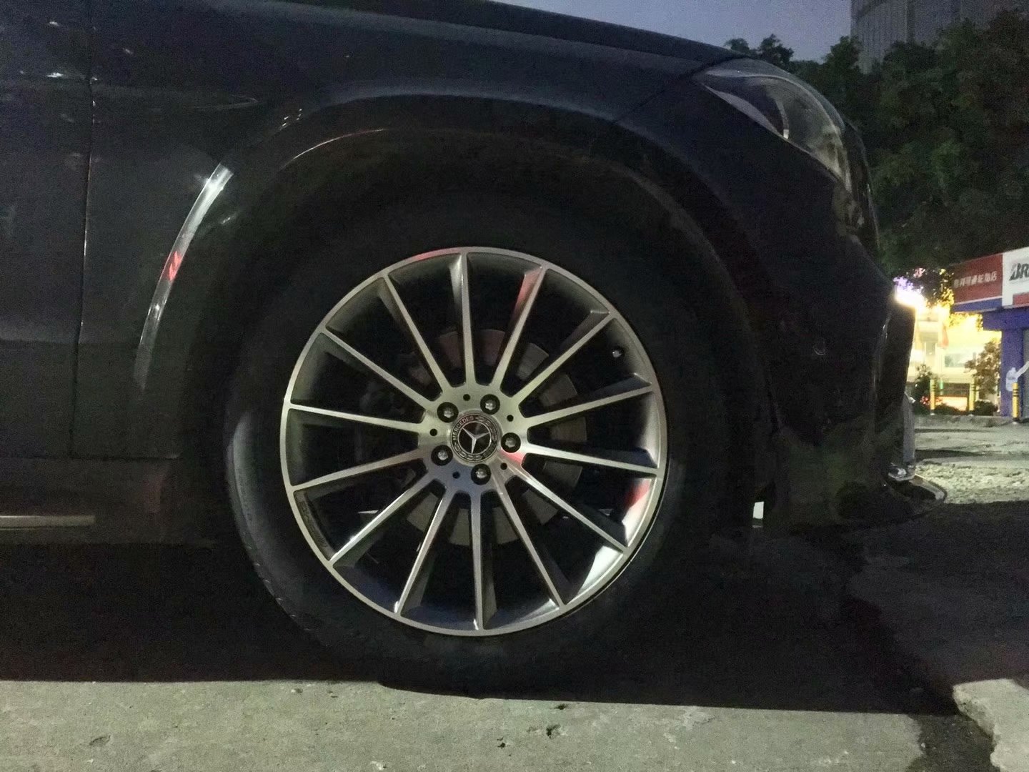 奔馳，換 原裝 AMG 21寸 ? 倍耐力 完工！