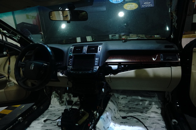 解決車內(nèi)異味 豐田皇冠拆儀表臺(tái)防火墻汽車全車隔音改裝安博士 重慶渝大昌