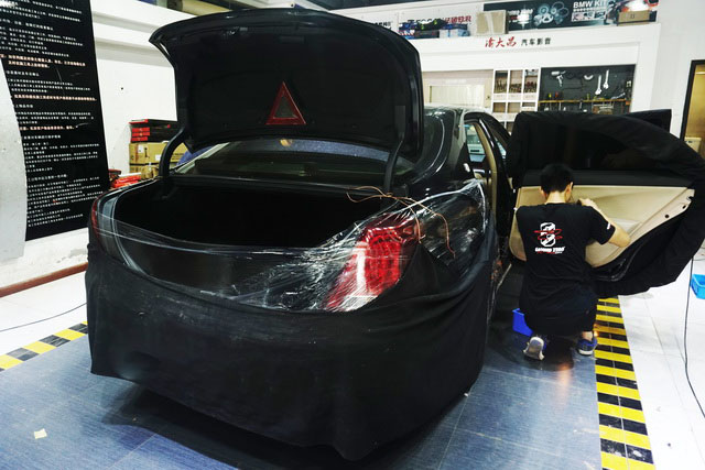 解決車內(nèi)異味 豐田皇冠拆儀表臺(tái)防火墻汽車全車隔音改裝安博士 重慶渝大昌