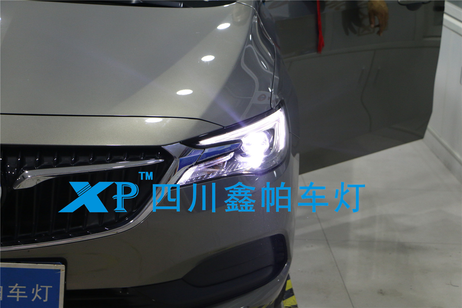 成都改燈哪里好，成都鑫帕車燈別克GL8大燈升級智能LED年審無憂