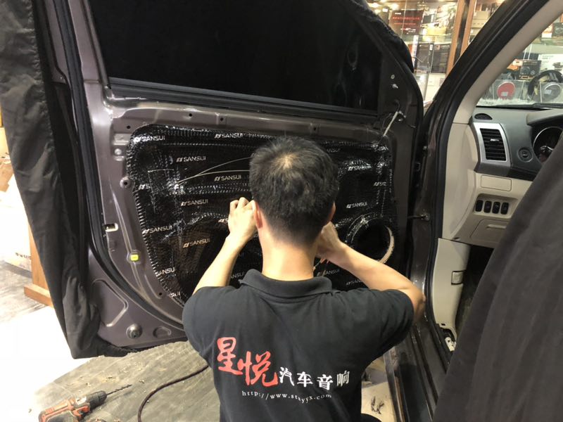 汕頭星悅汽車音響三菱歐藍(lán)德觸碰好聲音改裝FOCAL法國勁浪PS165亞麻盤套裝喇叭喜力仕電容四門四輪隔音降噪開啟音樂時代