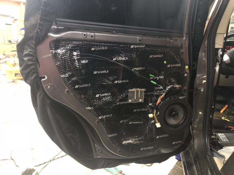 汕頭星悅汽車音響三菱歐藍(lán)德觸碰好聲音改裝FOCAL法國勁浪PS165亞麻盤套裝喇叭喜力仕電容四門四輪隔音降噪開啟音樂時代