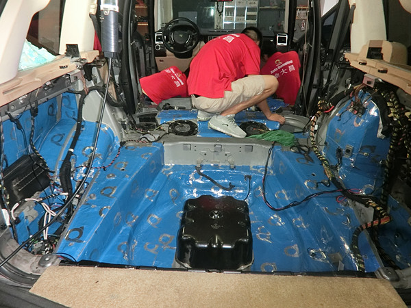 重慶汽車音響改裝哪家好？重慶渝大昌路虎攬勝全車隔音降噪安博士藍鉆汽車隔音吸音棉改裝