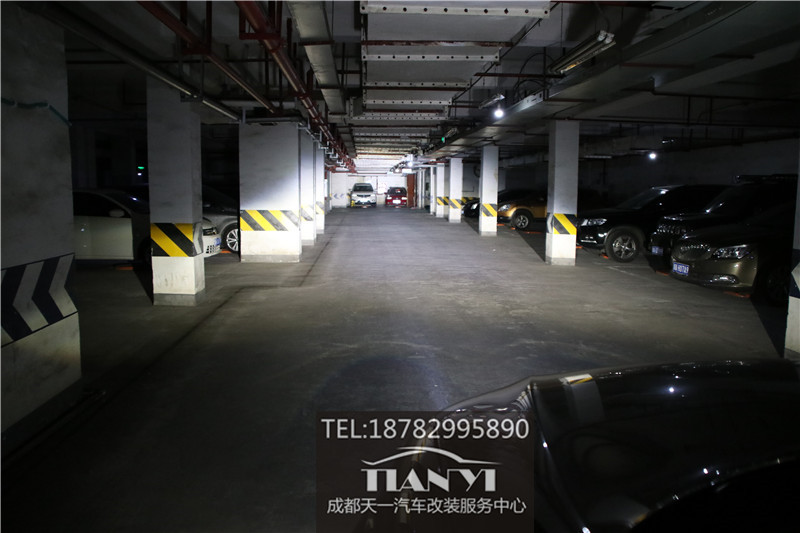 成都車燈改裝店奧迪Q7改米石LED大燈雙光透鏡過年審車