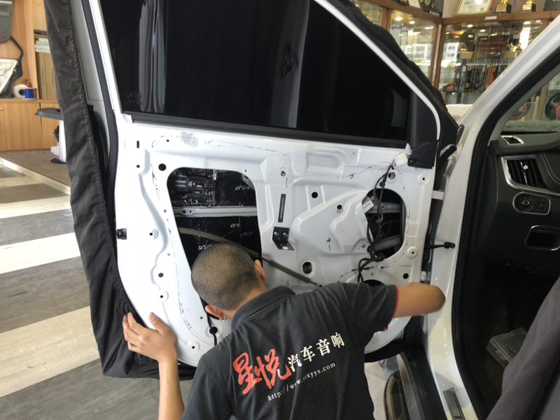 汕頭星悅汽車音響榮威RX5汽車音響改裝隔音升級(jí)前后門喇叭加裝低音炮星悅音響優(yōu)惠套餐