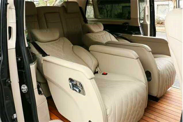奔馳V260商務(wù)車內(nèi)飾改裝