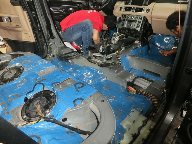 徹底解決車內異味發(fā)臭問題 路虎攬勝拆儀表臺防火墻全車隔音改裝安博士 重慶渝大昌音響