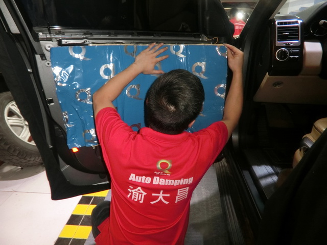徹底解決車內異味發(fā)臭問題 路虎攬勝拆儀表臺防火墻全車隔音改裝安博士 重慶渝大昌音響