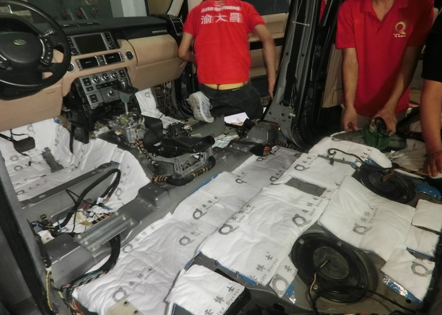 徹底解決車內異味發(fā)臭問題 路虎攬勝拆儀表臺防火墻全車隔音改裝安博士 重慶渝大昌音響