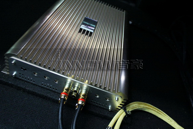 路虎發(fā)現(xiàn)4汽車音響改裝德國伊頓10-600G寸超低音炮喇叭—上海音豪專業(yè)音響店