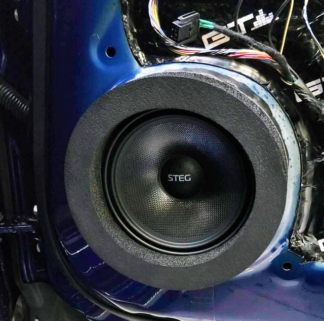 重慶汽車(chē)音響改裝哪家好？重慶渝大昌特斯拉Model S汽車(chē)音響改裝意大利史泰格和德國(guó)零點(diǎn)DSP功放處理器