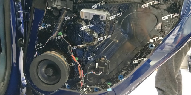 重慶汽車(chē)音響改裝哪家好？重慶渝大昌特斯拉Model S汽車(chē)音響改裝意大利史泰格和德國(guó)零點(diǎn)DSP功放處理器