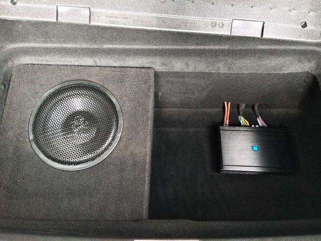 重慶汽車(chē)音響改裝哪家好？重慶渝大昌特斯拉Model S汽車(chē)音響改裝意大利史泰格和德國(guó)零點(diǎn)DSP功放處理器