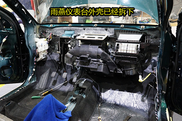 鈴木雨燕汽車音響改裝之拆儀表臺防火墻頂棚全車隔音安博士降噪 重慶渝大昌