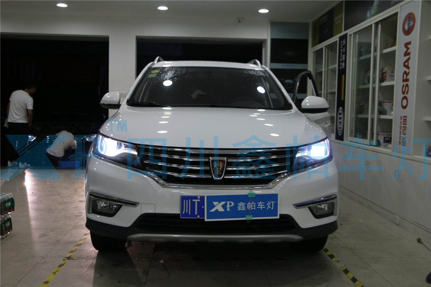 榮威RX5大燈成都汽車改車燈氙氣燈LED激光燈鑫帕車燈