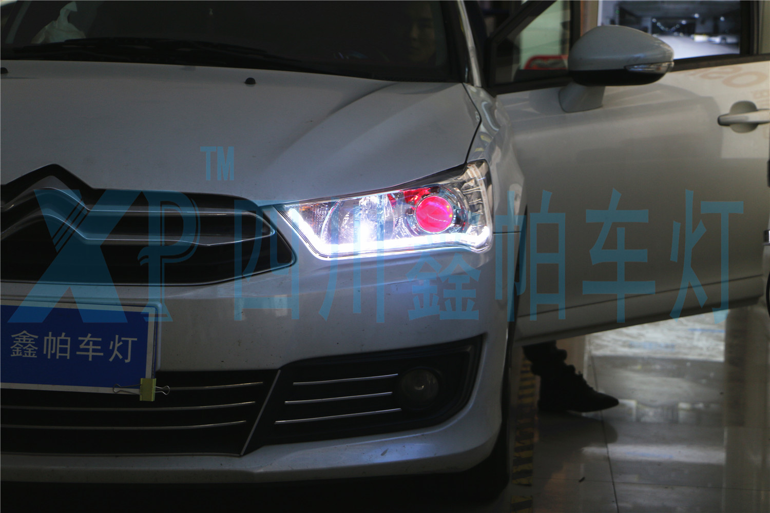 成都改車燈哪家服務(wù)好，價(jià)格怎么樣世嘉C4L成都改燈氙氣燈LED透鏡海拉