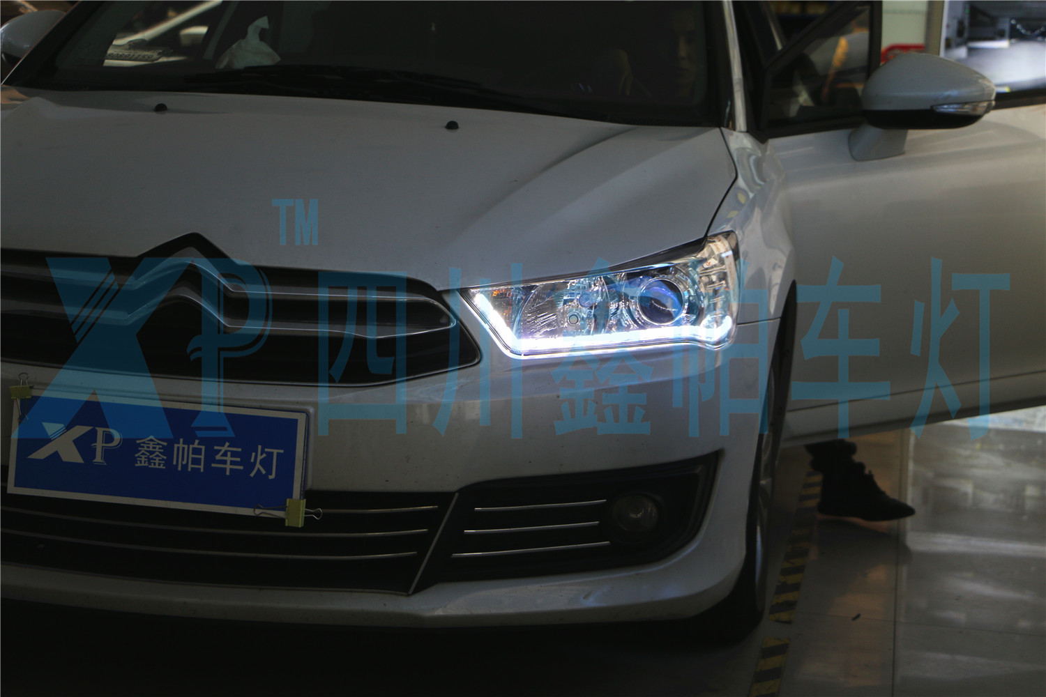 成都改車燈哪家服務(wù)好，價(jià)格怎么樣世嘉C4L成都改燈氙氣燈LED透鏡海拉