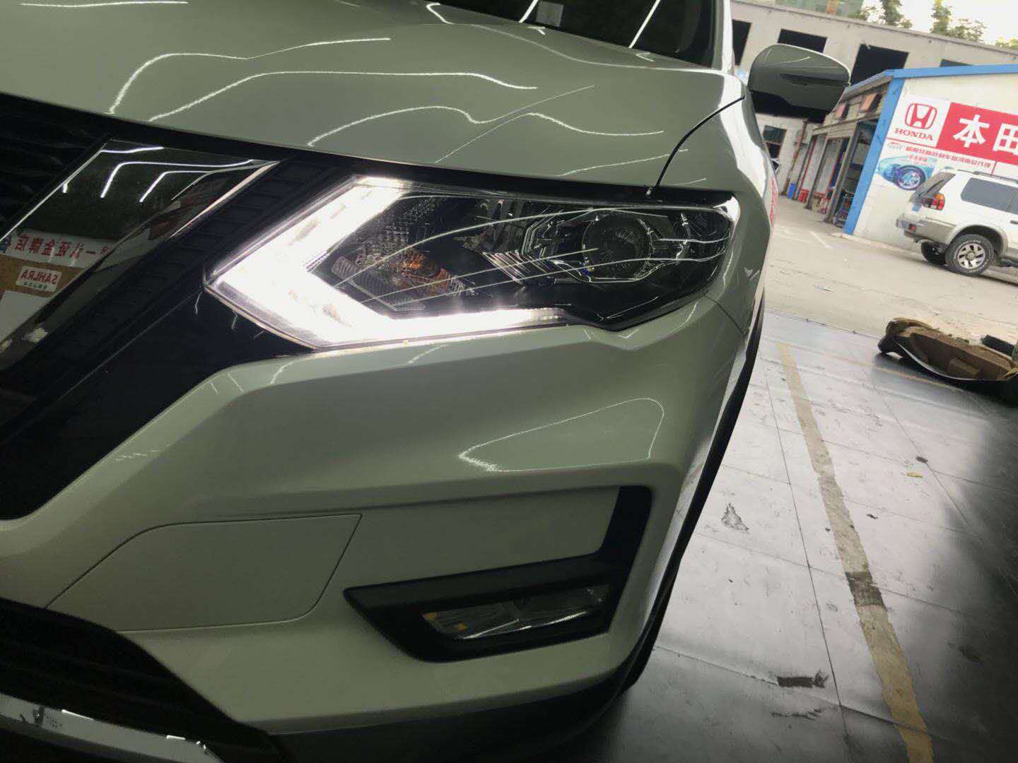 新款奇駿改裝雙光透鏡新鄉(xiāng)探路者改燈專業(yè)汽車燈光升級(jí)